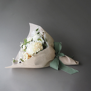 彼女へ贈るプロポーズフラワーギフト　メリアルーム　四つ葉のクローバー入り１２本の白い花束（ホワイトダズンフラワー）の商品画像
