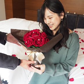 彼女へ贈るプロポーズフラワーギフト　メリアルーム　12本の赤バラの花束とガラス花瓶セット　説明画像2枚目