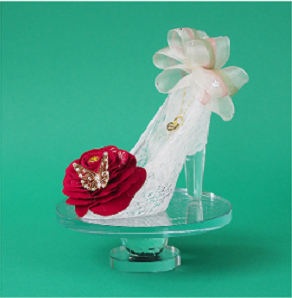 一生の思い出に残るガラスの靴プロポーズ メリアルーム　春限定「赤いバラのシンデレラのガラスの靴」プリンセスローズ(レースモデル)の商品画像